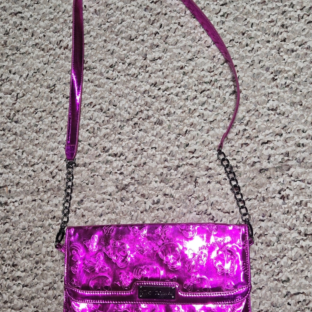 BETSEY JOHNSON PINK SKULL PURSE. - Picture 3 of 4